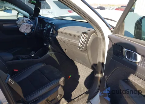 2022 Volvo Xc40 T5 R-Design from USA, damaged, VIN YV4162UM2N2665177